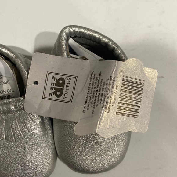 Romirus baby shoes Baby Moccasins fringe NWT silver 0-6 months size 1 - Picture 3 of 10